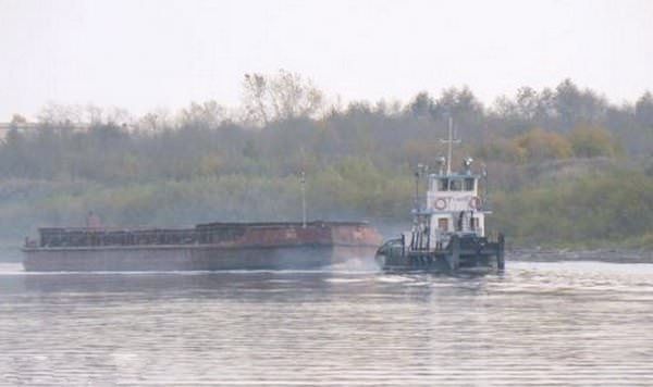 Маленький пароходик тащит громадную баржу Маленький пароходик тащит громадную баржу