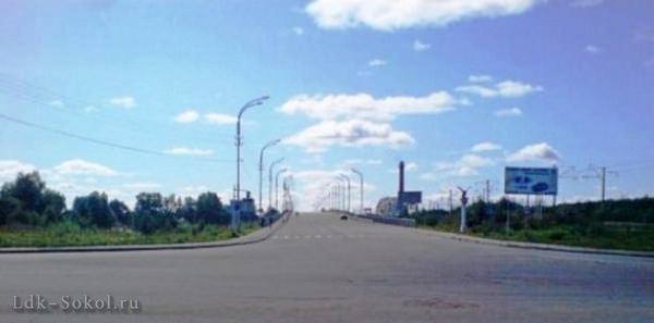 дорога на автомобильный мост над рекой Сухона