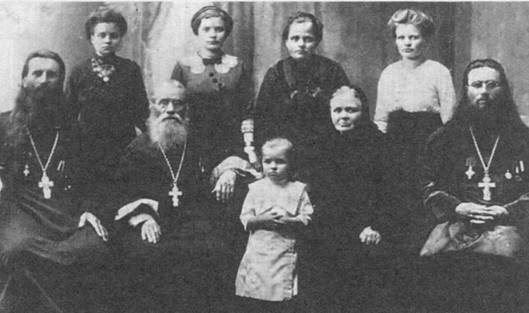 Автоном Головков в кругу семьи (первый справа в нижнем ряду)