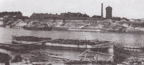 Вид на фабрику Сокол из-за реки - 1905 год