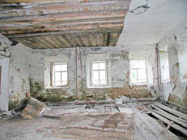 Разруха в бывших монастырских помещениях