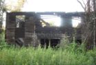 Сгоревший и давно "заброшенный" дом в микрорайоне Лесобаза