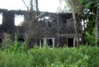 Сгоревший и давно "заброшенный" дом в микрорайоне Лесобаза