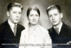 слева Горбунов Вениамин, справа его брат Горбунов Владимир и их мама Горбунова Мария Александровна все родом из Сокола