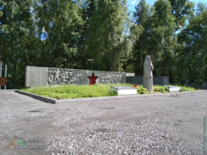 Памятник «Скорбящая мать» на городском кладбище
