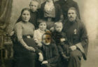 Семья Прокошевых с младшим братом отца, Иоанна Василием Прокошевым (стоит слева)