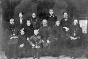 Семья Чельцовых: Петр (крайний слева), его брат, отец Михаил- крайний справа. 1920-е.