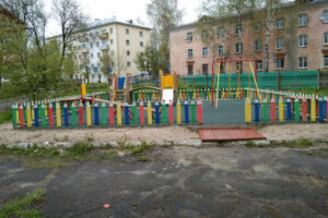 Детская площадка возле детской поликлиники, ул. Суворова, 21