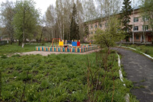 Детская площадка возле детской поликлиники, ул. Суворова, 21