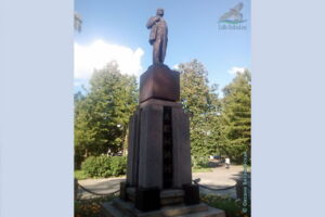 небольшого размера памятник В.И.Ленину в Детском Парке