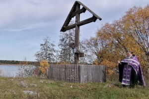 Крест на условном месте расстрела новомучеников Коряжемских