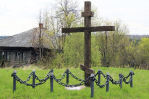 Памятный крест на месте кладбища, располагавшегося у стен храма