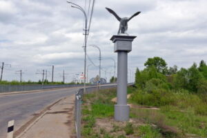 Скульптура птицы Сокол возле автодорожного моста имени Зародова М.В.