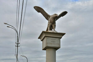 Скульптура птицы Сокол возле автодорожного моста имени Зародова М.В.